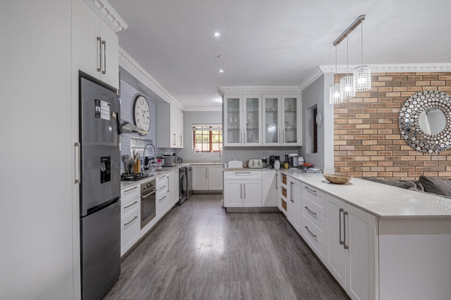 5 Bedroom Property for Sale in Summerstrand Eastern Cape